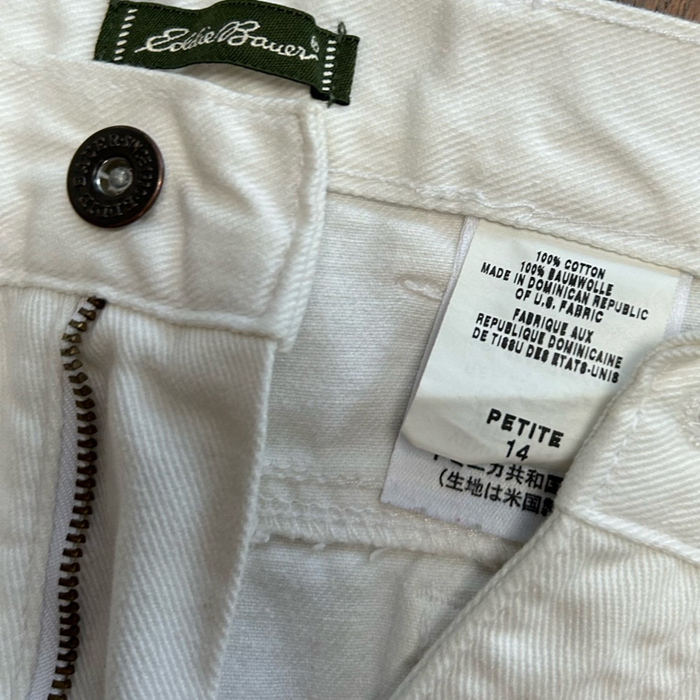 Eddie Bauer Women’s 5 pocket WHITE Relaxed Jeans, all cotton, blemish free. Soft - Picture 4 of 6